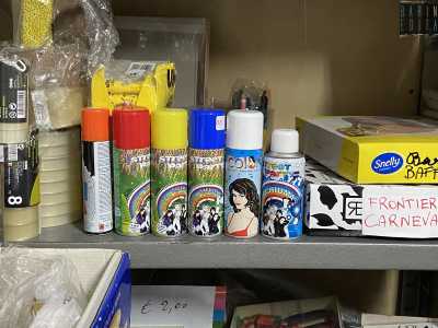 Nel negozio trovano spazio anche le bombolette spray che sparano schiuma appiccicosa. Vengono vendute ancora: ma se un tempo erano usate per appassionate �guerre� tra amici, oggi sono utilizzate fuori luogo su auto e portoni